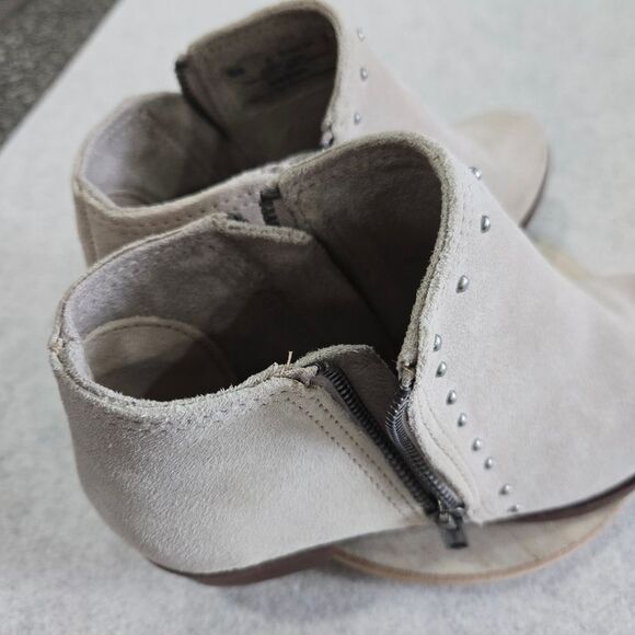 🐢 Minnetonka Suede Leather Cream Ankle Booties Riveted Size 6 - Picture 5 of 15